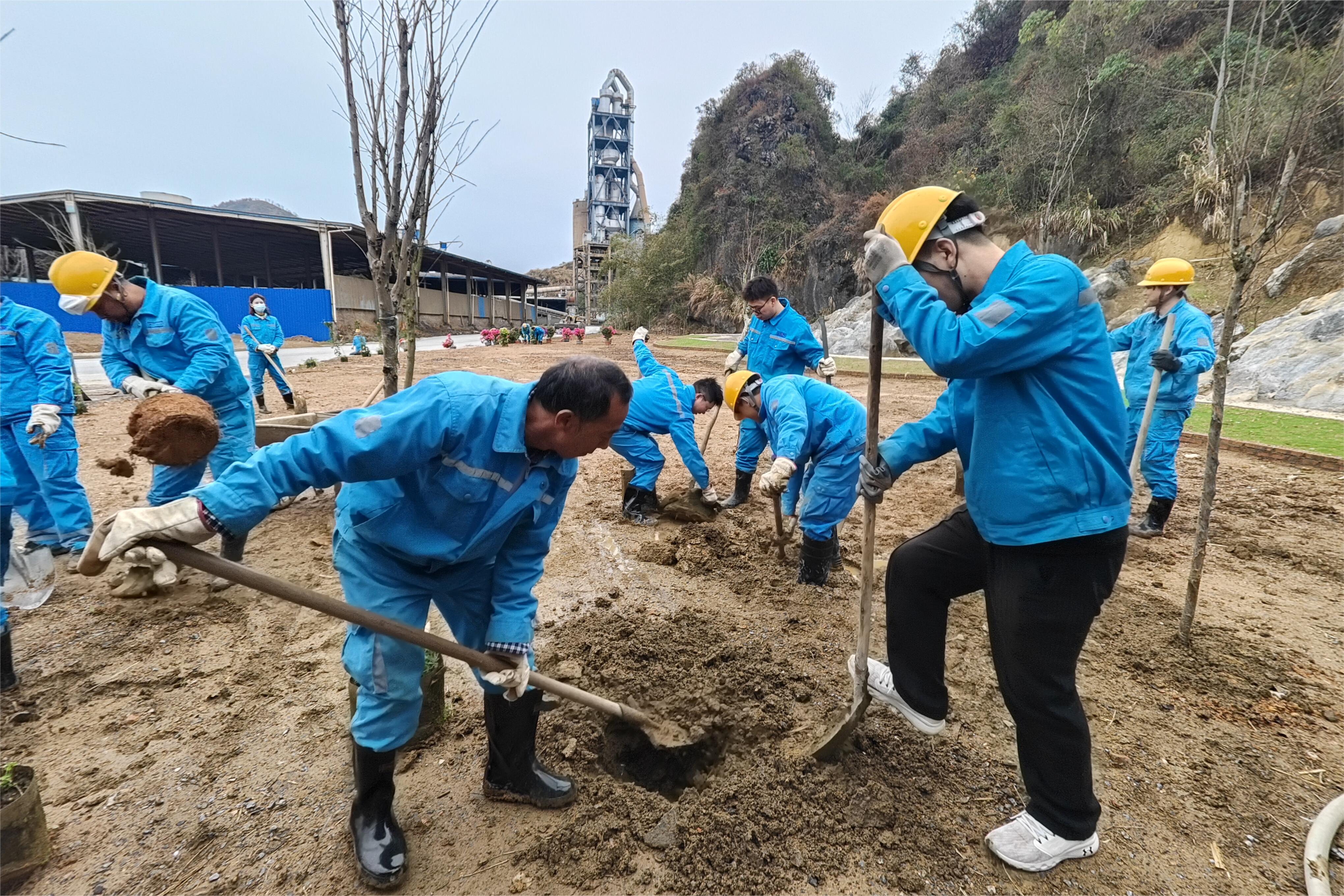 学习雷锋好榜样 植树增绿我先行——清远PA尊龙凯时环保开展厂区绿化美化植树活动